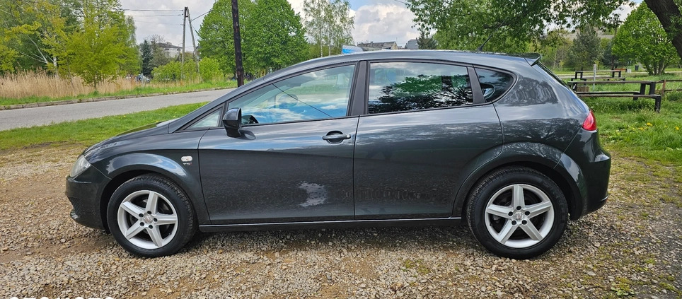 Seat Leon cena 18900 przebieg: 185350, rok produkcji 2011 z Poręba małe 352